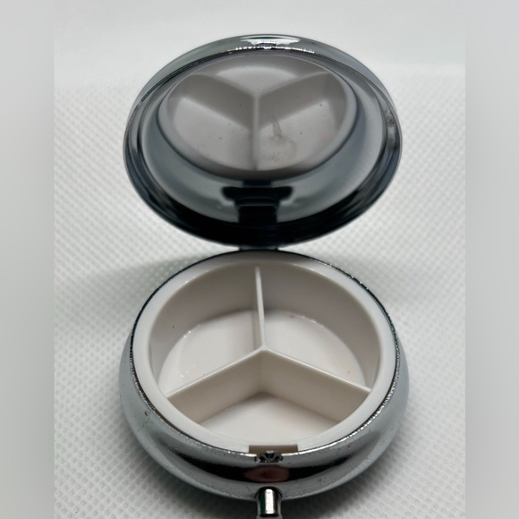 New Bird design Pill Box - Picture 3 of 4